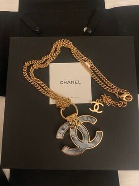 Chanel vintage style Gold-tone Interlocking CC Pendant Necklace Resin Chain